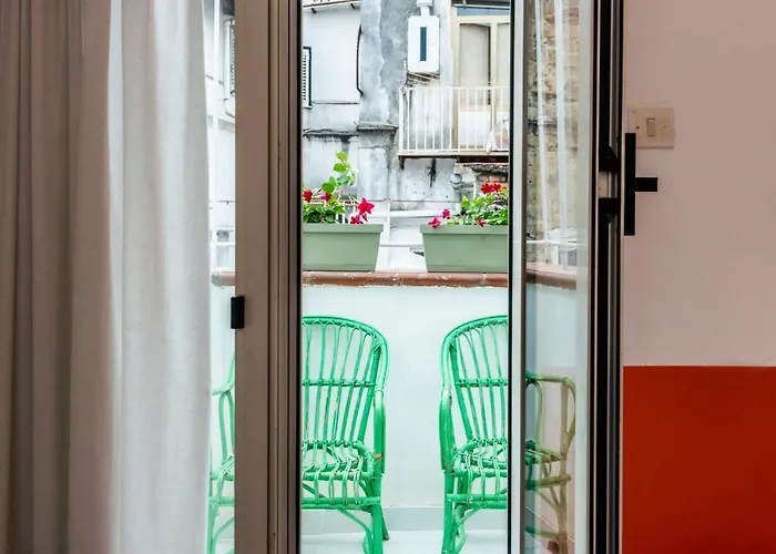Charming Apartment With Balcony In The Historic Center