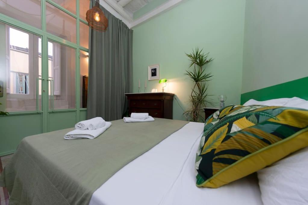 Charming With Balcony In The Historic Center Apartment *